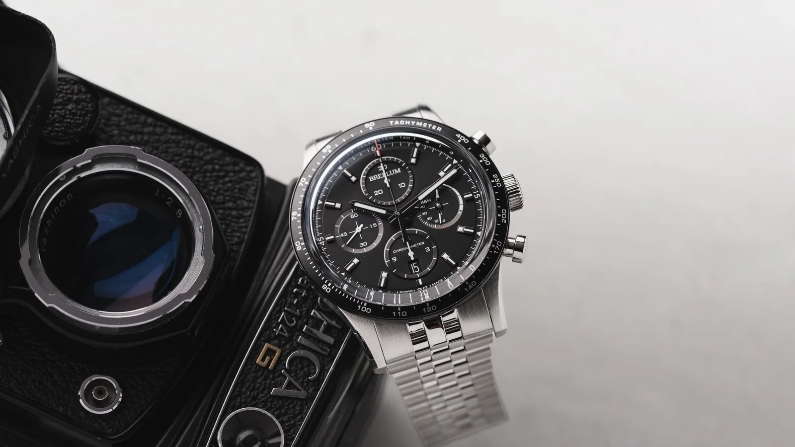 Brellum Pandial 43 Power Reserve mit schwarzem Zifferblatt. Aufnahme: Fratellowatches.