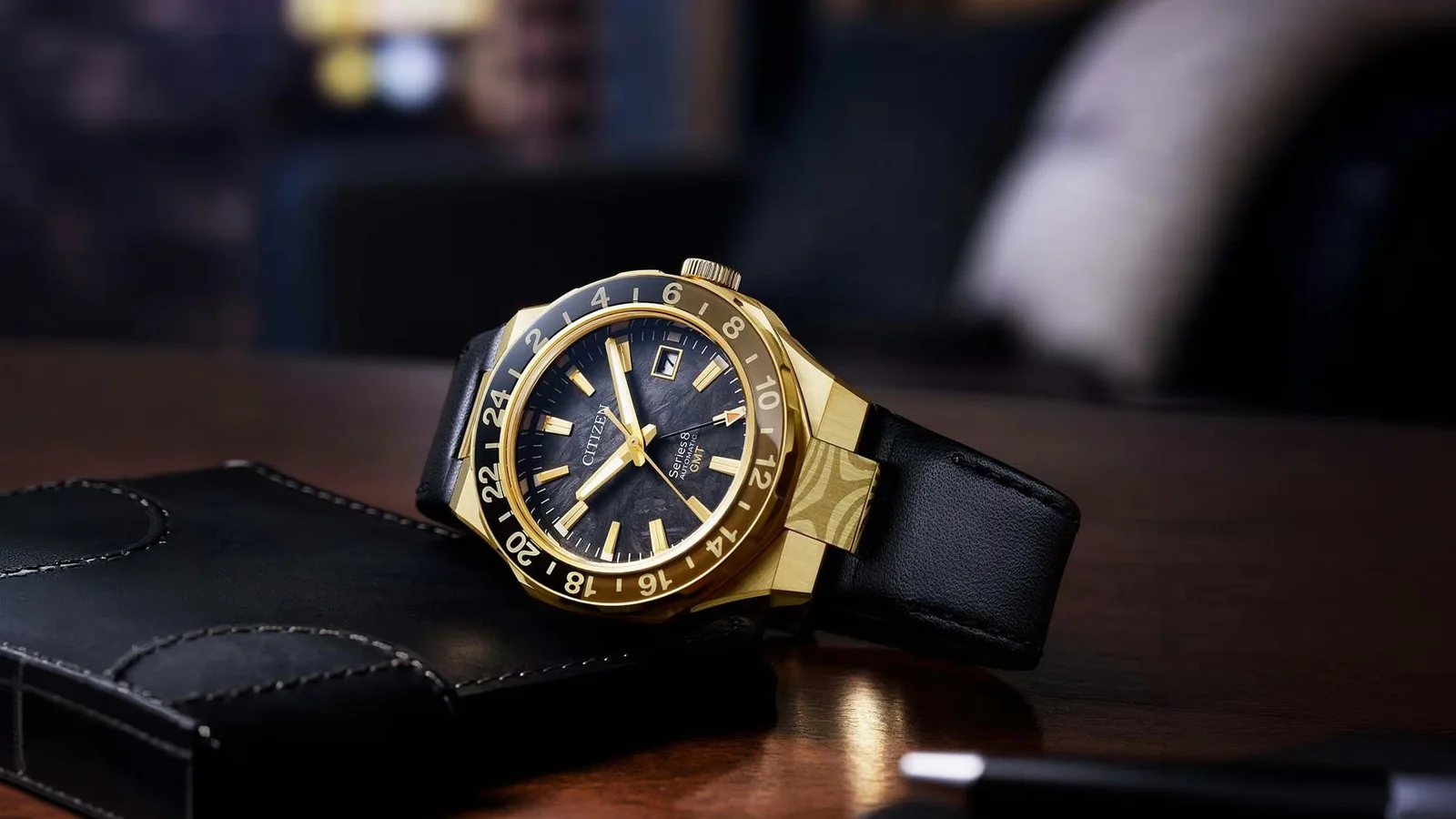 Citizen Series 8 GMT vereint Damaststahl und Schmiedecarbon. Aufnahme: Monochrome-watches.