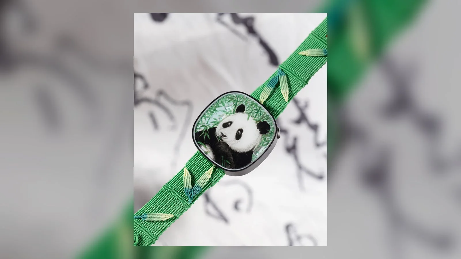 Fayy Manman Panda: Titan und Hinterglasmalerei. Aufnahme: Fratellowatches.
