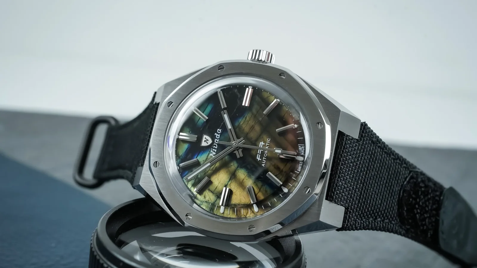 Nivada Grenchen F77 MKII: Naturstein und ein schlankeres Gehäuse. Aufnahme: Monochrome-watches.