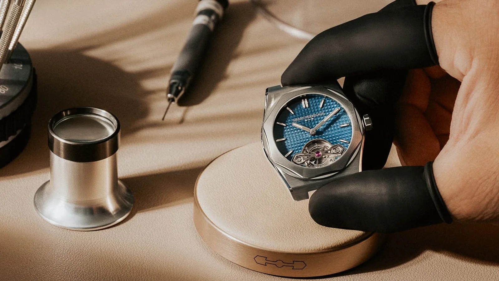 Girard-Perregaux Laureato Fifty Tourbillon 39mm: Goldbrücke unter dem Stahloktagon. Aufnahme: Fratellowatches.