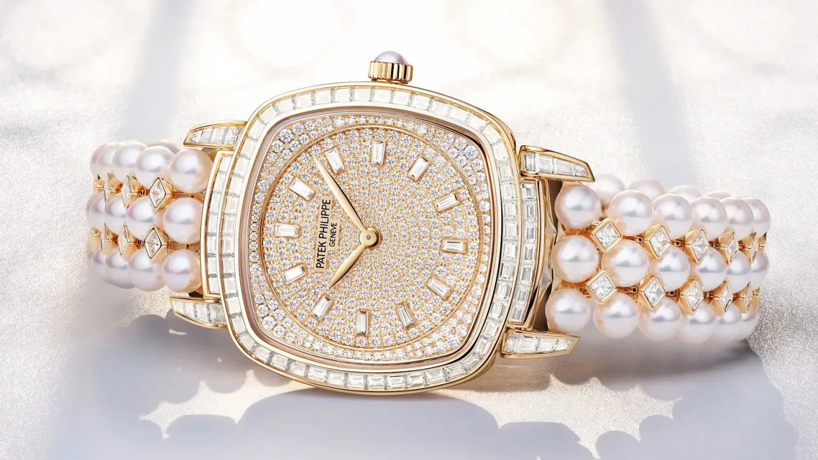 Patek Philippe Gondolo 7042: Diamanten und Akoya-Perlen – Produktaufnahme.