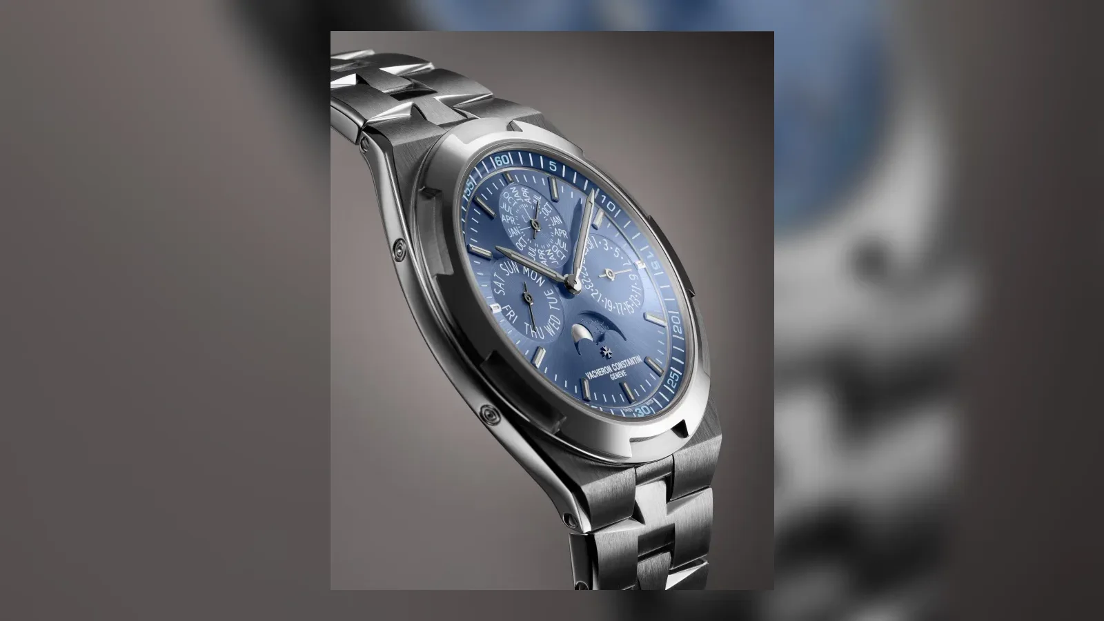 Vacheron Constantin Overseas: Ewiger Kalender in Azurblau – Produktaufnahme.
