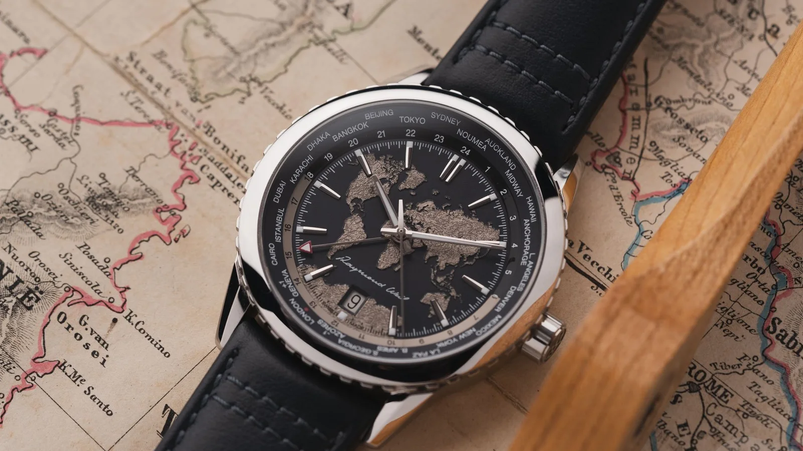Raymond Weil Freelancer World-Traveler: Die Weltzeit über die Lünette stellen. Aufnahme: Fratellowatches.