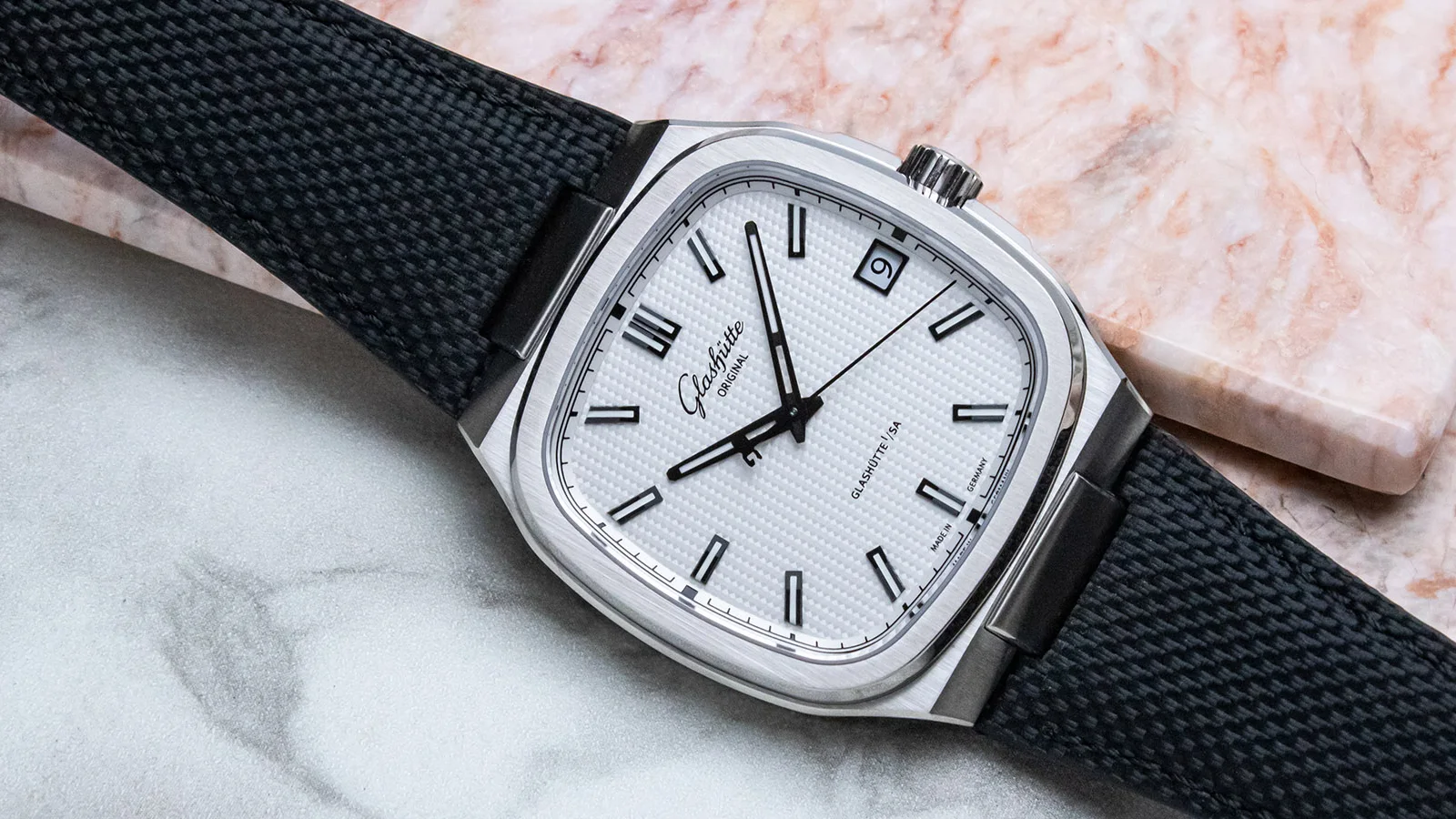 Glashütte Original Seventies Chronograph XV: Kontrast im Quadrat. Aufnahme: Ablogtowatch.