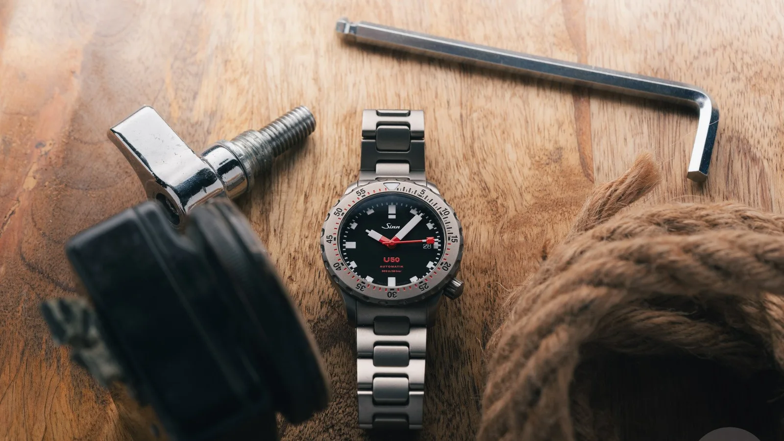 Sinn U50: Verdichtung im U-Boot-Stahl. Aufnahme: Fratellowatches.