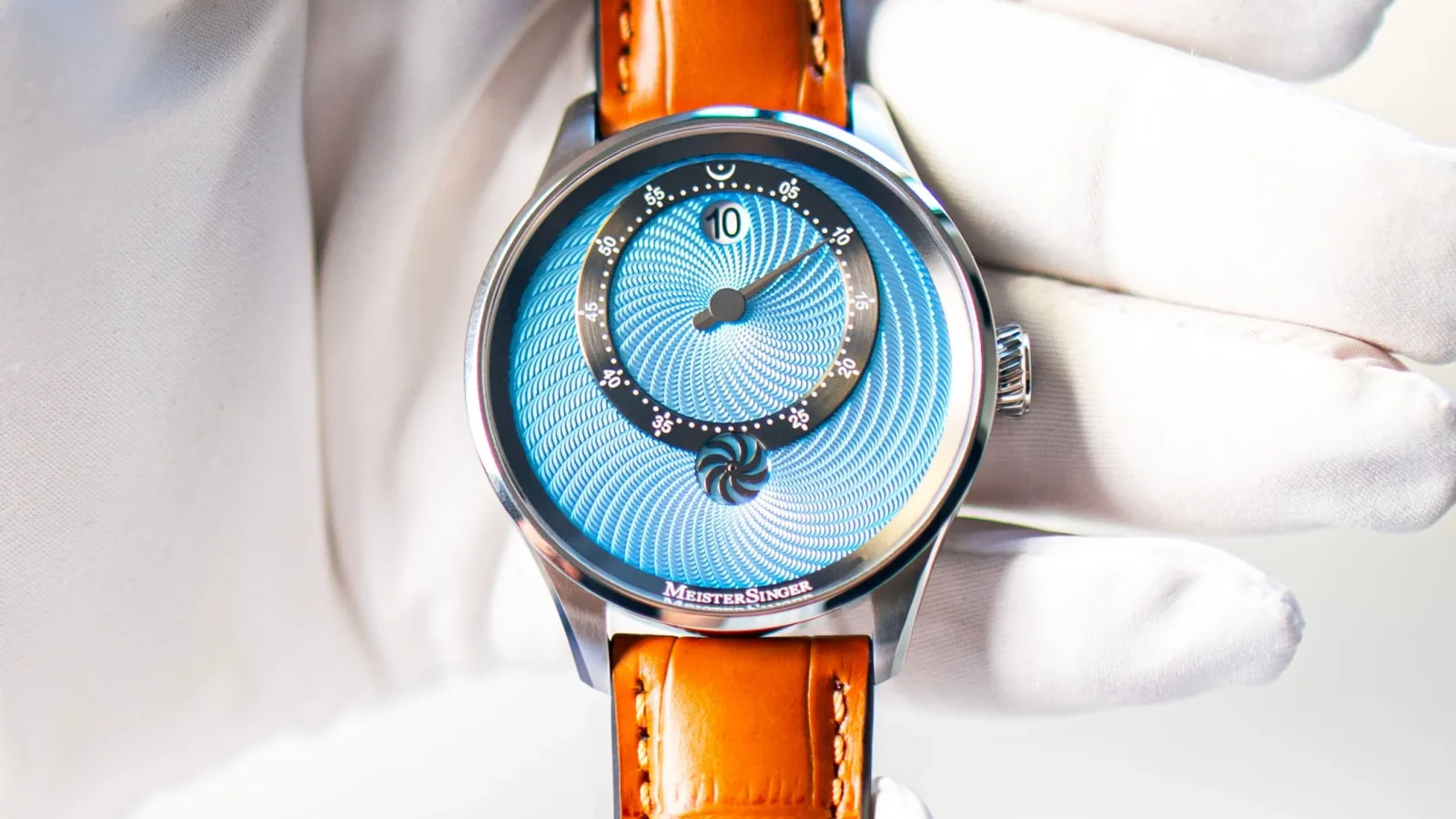 MeisterSinger Panthero: Springende Stunde mit blauem Guilloché – Produktaufnahme.