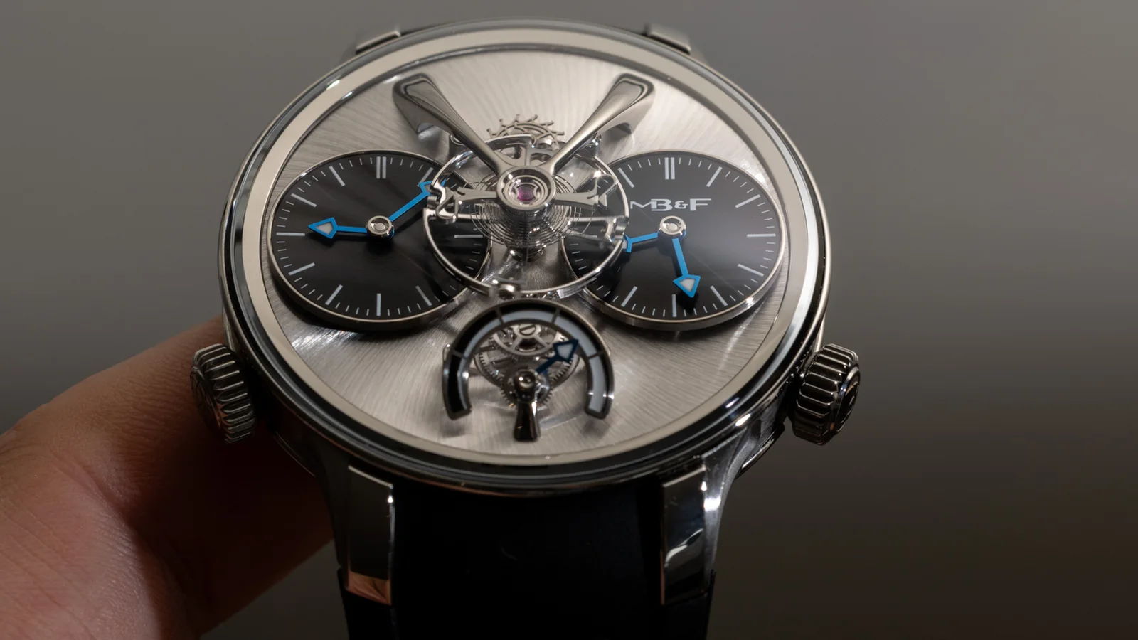 MB&F LM1 EVO: Zwei Zeitzonen im sportlichen Gehäuse. Aufnahme: Ablogtowatch.