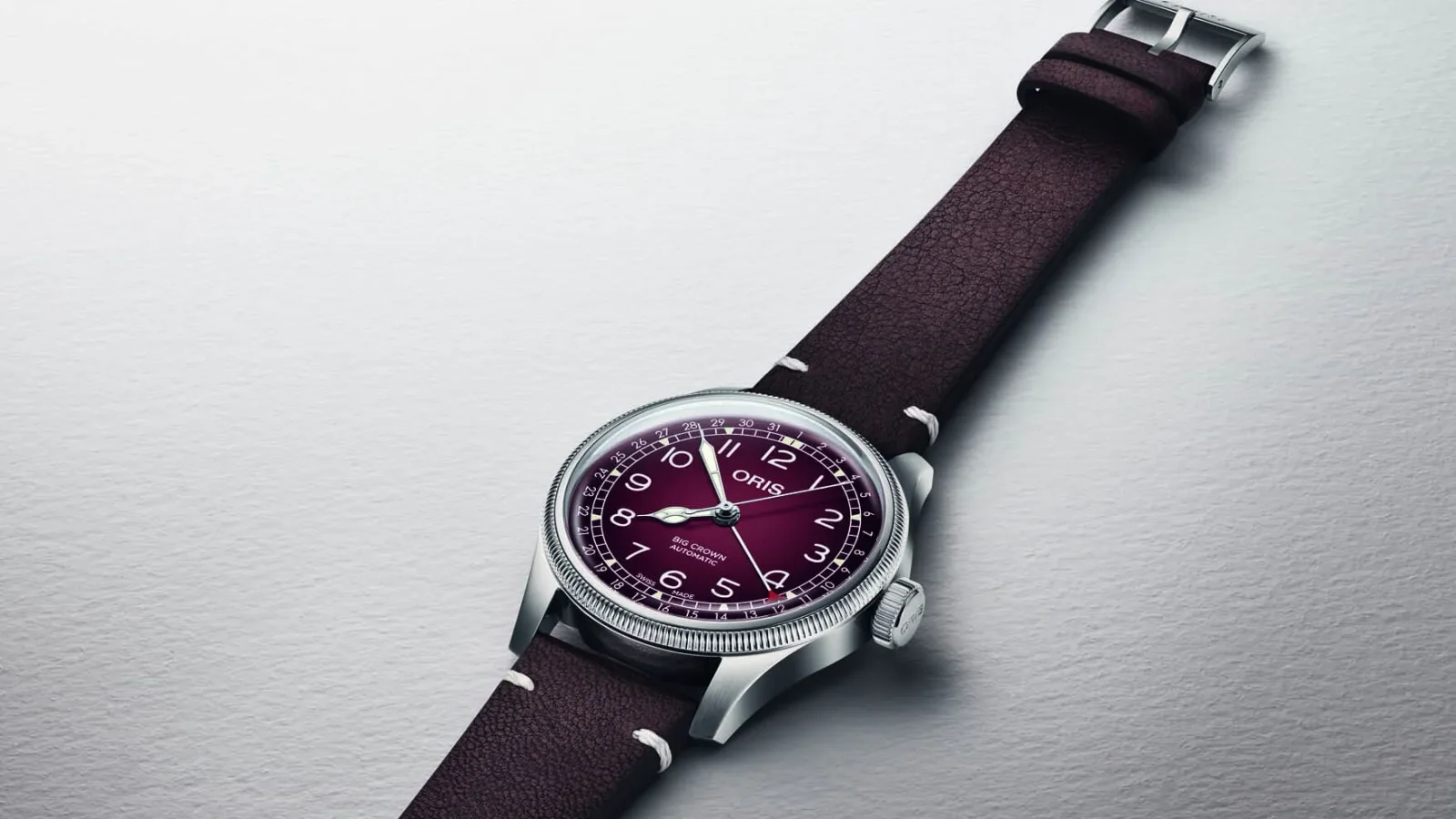 Oris Big Crown Pointer Date: Burgunderrot mit Cervo Volante – Produktaufnahme.