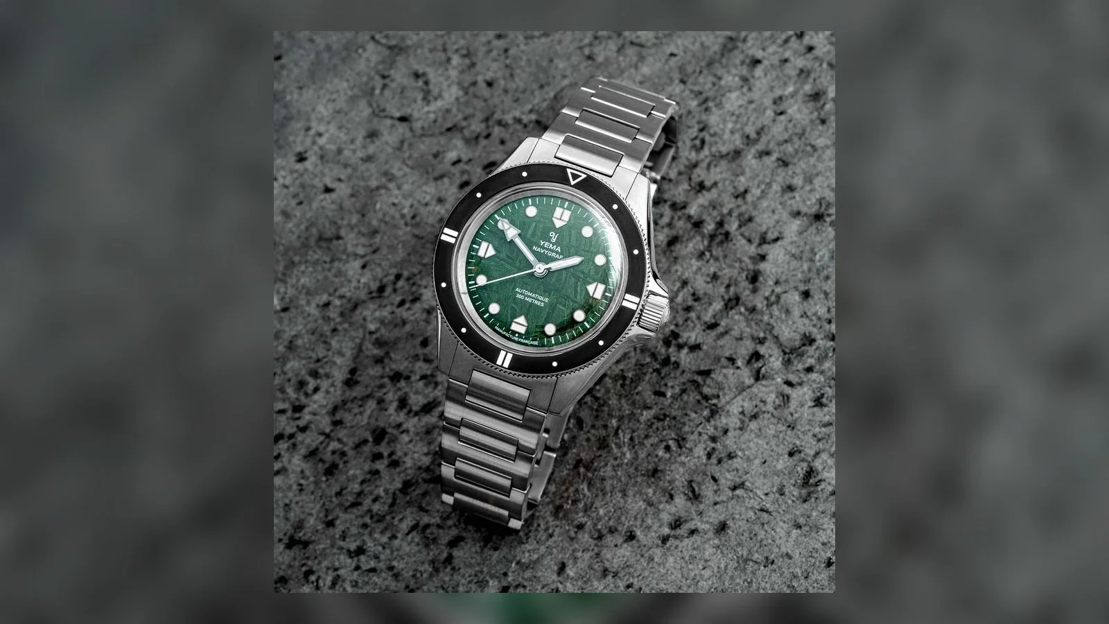 Yema Navygraf Meteorite CMM.10: Geätztes Gestein im matten Titanrahmen. Aufnahme: Monochrome-watches.